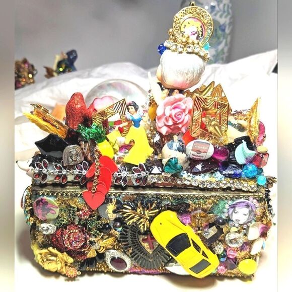 Wendy Gell Jewelry Box Fantastical Andy Warhol theme encrusted on five sides. - Picture 5 of 7